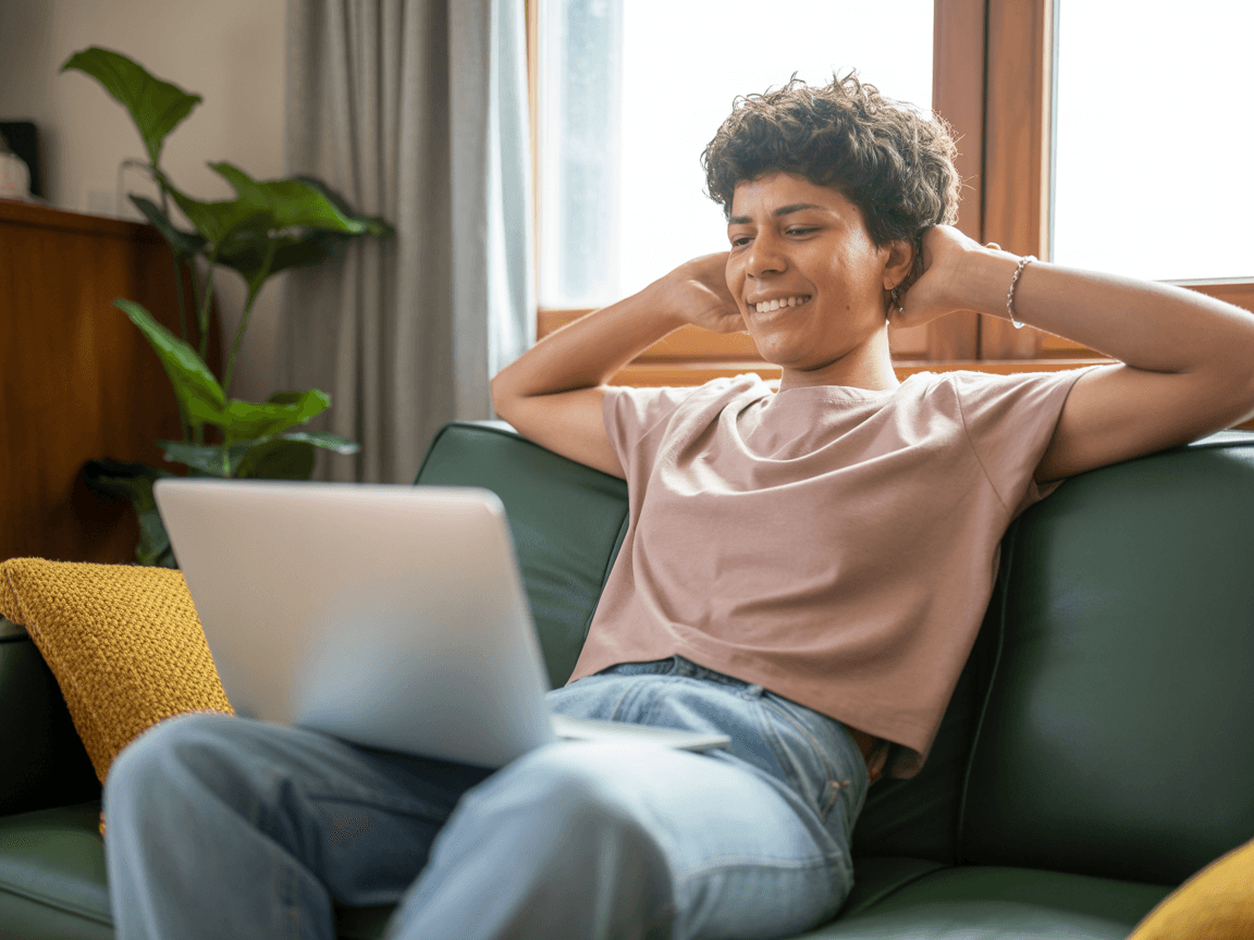 Imagem ilustrativa: mulher em casa com um notebook